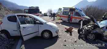 Schianto frontale tra due auto nell'Alto Garda (FOTO), tre giovani trasportati all'ospedale - il Dolomiti