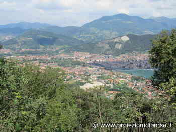 Non il bellissimo Garda e nemmeno lo splendido Maggiore ma questo paesino incastonato tra monti e onde a 2 ... - Proiezioni di Borsa