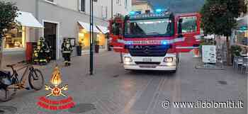 Un forte odore di gas nel centro di Riva del Garda, i vigili del fuoco blindano l'area e intervengono con gli esplosimetri - il Dolomiti