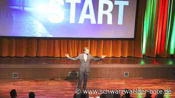 Kabarett in Balingen - Große Gesten, große Worte: Florian Schroeder entlarvt vermeintliche Heilsbringer - Schwarzwälder Bote
