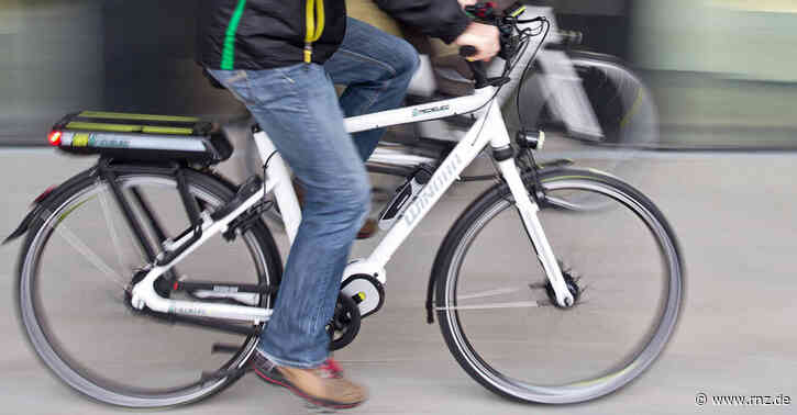 Mannheim:  Auto erfasst beim Wenden Pedelec-Fahrerin