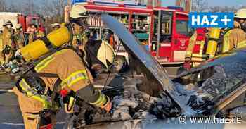Hemmingen: Feuerwehr löscht brennendes Auto in Devese - HAZ