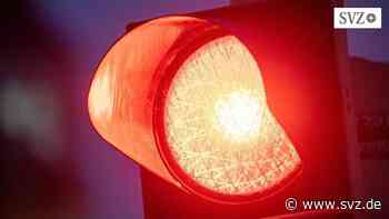 Dreist oder dumm?: Fußgänger in Parchim geht bei Rot vor den Augen der Polizei | svz.de - svz – Schweriner Volkszeitung