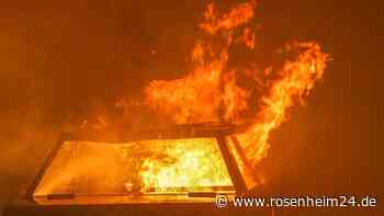 Auto steht auf A93 auf Höhe Oberaudorf in Flammen