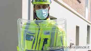 Modena. Con scudo, casco e maschera antigas: sono i sanitari che operano in prima linea - La Gazzetta di Modena