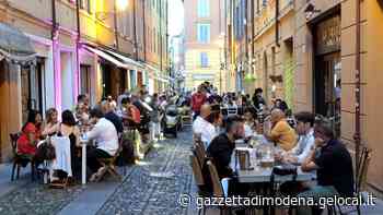 Modena. Tornano dehors e “Tavolini sotto le stelle” Ma ora i locali devono pagare l'occupazione - La Gazzetta di Modena