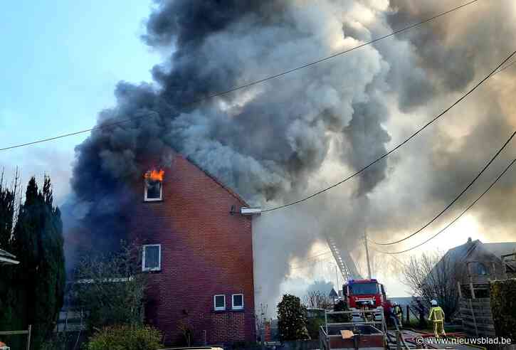 Buurtbewoners halen bejaard koppel uit brand: “Deur ingetrapt en door verstikkende rook op zoek gegaan”