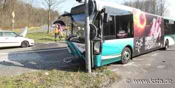 Lohmar: Bus stößt auf B464 mit Auto zusammen - Kölner Stadt-Anzeiger