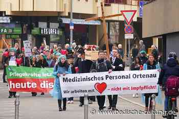"Trauermarsch" des Netzwerks Medizinisches Personal Ortenau gegen Impfpflicht - Offenburg - Badische Zeitung