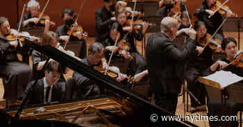 Review: The Philharmonic’s Conductor Returns to His Perch