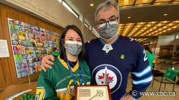 Mayor gives key to city to parents of Humboldt player whose organ donation began a movement