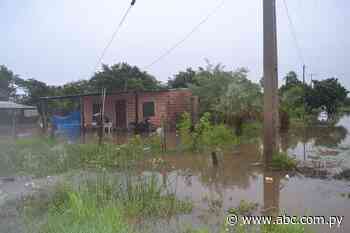 Inundación de casas y calles tras lluvia en Fuerte Olimpo - ABC Color