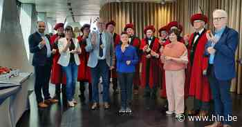 Ghesellen van de Aardbei brengen 'Hoogstraats goud' naar gouverneur - Het Laatste Nieuws