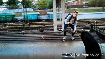 Sale per gioco sul tetto di un treno e resta folgorato, grave un quindicenne nel Torinese - La Repubblica