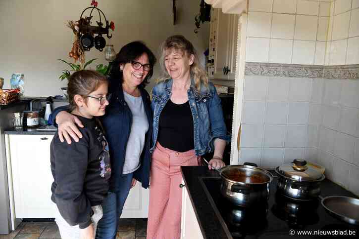 Praten via vertaalmachine en borsjtsj als avondmaal: familie uit Pulderbos vangt al twee weken vluchtelingen op