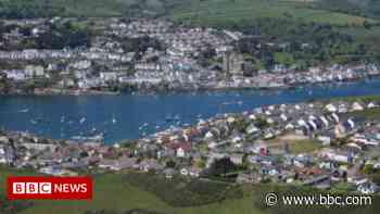 Cornwall Council leader 'delighted' at offers to house refugees - BBC.com