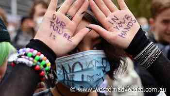 Hundreds of students protest at PM's house - Western Advocate