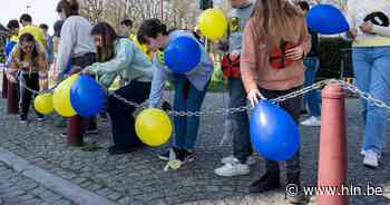 Klaprozen en ballonnen in geel en blauw: leerlingen De Pupil staan stil bij oorlog Oekraïne en horen getuigenis Charles Stommels - Het Laatste Nieuws