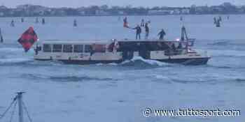 Genoa, tifosi sul tetto di un vaporetto a Venezia: arriva il Daspo - Tuttosport