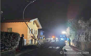 Valgreghentino: finisce con l'auto fuori strada e colpisce un lampione - Lecco Notizie