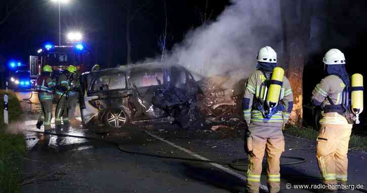 Transporter prallt gegen Baum und brennt – Zwei Männer tot