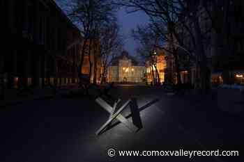 Ukraine says 300 died in theatre attack, hunger grips cities - Comox Valley Record