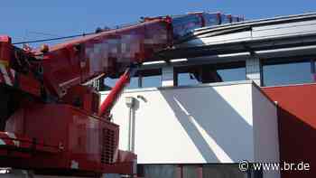 Landkreis Bamberg: Kran kippt auf Schulturnhalle - br.de