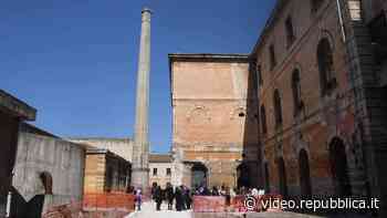 Bari, entrate con noi per la prima volta nell'ex Manifattura. Il Fai: 'Ecco la storia delle 900 operaie' - Repubblica TV
