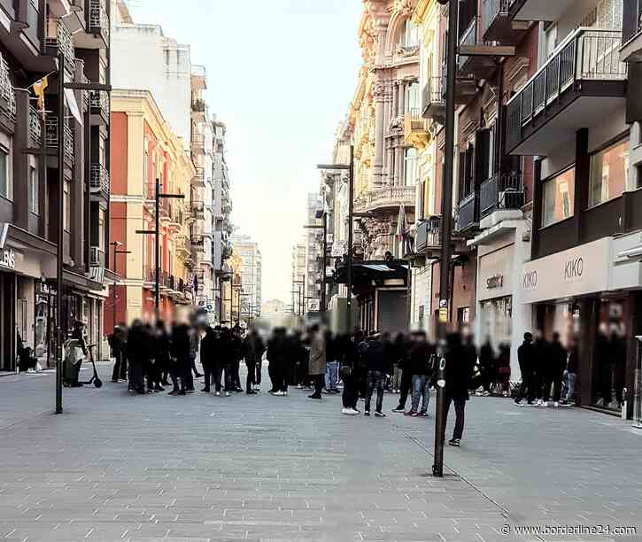 Bari, folla di collezionisti in via Sparano per l'ultimo modello di un orologio - Borderline24.com