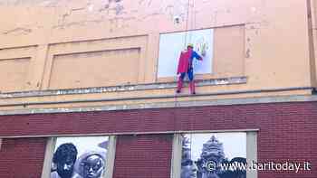 Sospeso in aria per attaccare gigantografie sulle pareti dedicate al grande cinema: così 'Superman' inaugura il Fuori Bif&st dell'AncheCinema - BariToday