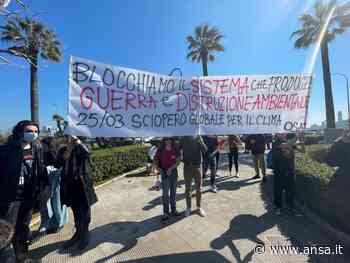Clima: 500 in corteo Bari,'fermiamo guerre combustibili fossili' - Agenzia ANSA