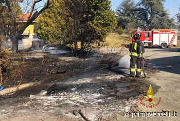 Sterpaglie in fiamme nel cortile di un'abitazione privata - Prima Vercelli