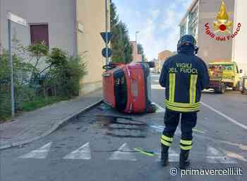 Schianto in Viale Rimembranza: auto si gira su un fianco - Prima Vercelli