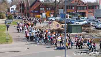 Marsch durch die Stadt: Mehr als 1200 Papenburger Schüler versammeln sich zu Friedensaktion - NOZ