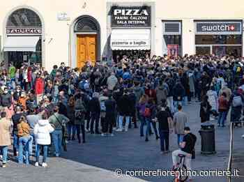 Firenze, tutti pazzi per MoonSwatch: l’orologio «spaziale»: code fin dall’alba in piazza Duomo, arriva anche la polizia - Corriere Fiorentino