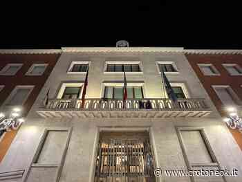 Giornata mondiale per l'endometriosi: il comune di Crotone si colora di giallo - CrotoneOk.it - CrotoneOK.it