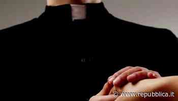 Crotone, condannato a tre anni l'ex parroco di Cirò Marina: "Aveva costretto un ragazzino a prostitursi in ca… - la Repubblica