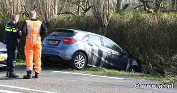 Auto klapt keihard tegen boom in Kamerik | Woerden - AD.nl