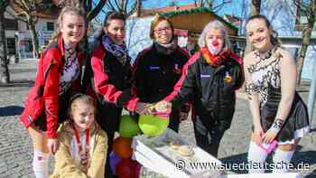 Mitglieder der Dachauer Faschingsgesellschaft verteilen Krapfen. - Süddeutsche Zeitung - SZ.de