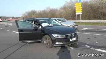 Eine Fahrerin leicht verletzt: Zusammenstoß zweier Autos beim Abbiegen auf die A33 in Dissen - NOZ