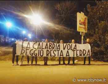 Reggio Calabria, striscione di protesta dei cittadini per l'aeroporto 'Tito Minniti' - CityNow