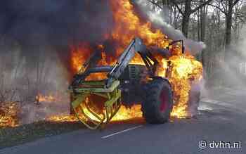 Tractor vliegt in de brand bij Hollandscheveld, kar met tien balen hooi net op tijd weggereden van de vlammen - Dagblad van het Noorden