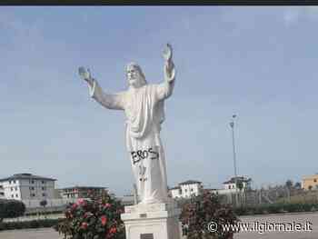 Scritte oscene sulla statua del Cristo: "I vigliacchi fanno così..."