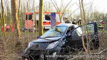 Unfall im Oderwald: Auto landet im Wald, Fahrer im Krankenhaus