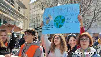 Gli attivisti di Fridays for future attraversano Trieste e Gorizia in nome della “Giustizia climatica” e contro la guerra - Il Piccolo