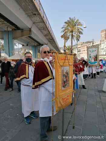Le confraternite delle diocesi di Genova e Acqui in processione in via San Lorenzo: una preghiera per la pace - LaVoceDiGenova.it