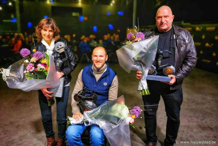 Gemeentebestuur zet kampioenen in de bloemetjes