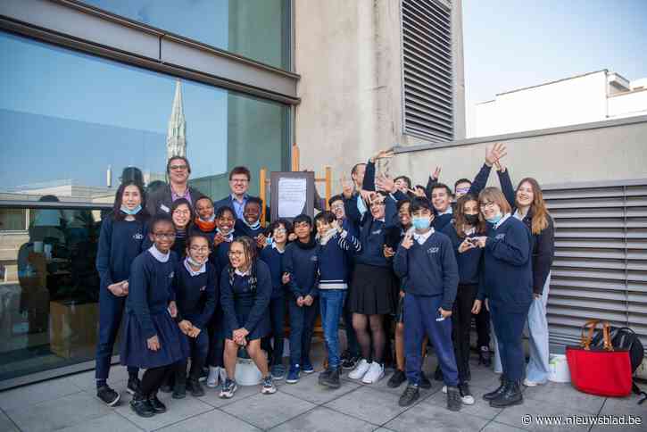 Les Slem 5 winnen BeTalky Slam Contest en mogen gedicht voordragen in Brussels Parlement