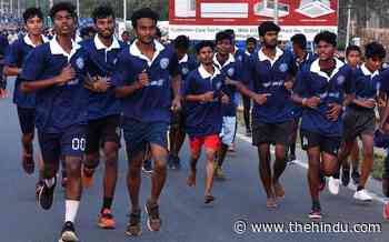 Youth take part in mini marathon - The Hindu