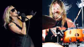 Miley Cyrus sings emotional tribute to Foo Fighters drummer